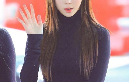 aespa成员Winter机场送粉丝“手写信”，网友：粉丝真幸福