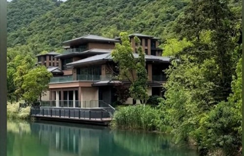沈腾一家三口江苏游玩，王琦体态圆润发福明显，8岁儿子也壮不少