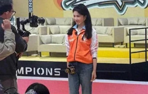 刘涛在参加综艺活动搭配一身运动装，看上去很有活力，气质超好