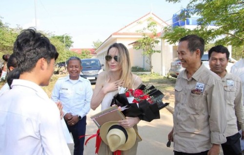 安吉丽娜·朱莉官宣移居柬埔寨，回归“第二故乡”开启新人生