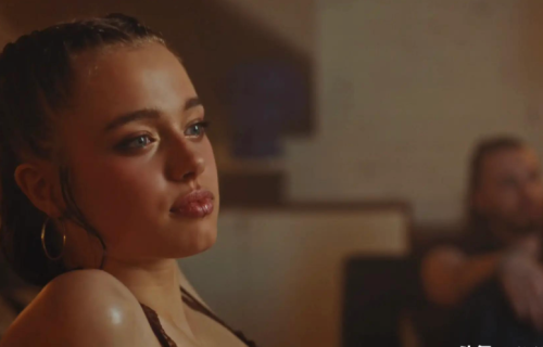 朱莉19岁女儿惊喜亮相MV！五官复刻亲妈，网友惊呼：这就是青春版安吉丽娜！