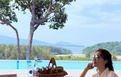 黎姿在普吉岛过复活节，她大方的晒出泳装照，54岁的她腰上没赘肉