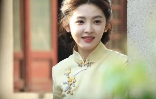1套旗袍造型出圈，章若楠为何赢过浓颜女星？