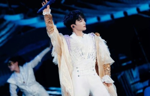 周深在演唱《修星星的人》时，具体是如何引发空耳误会的？