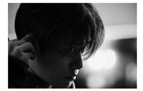 易烊千玺双十一彩排花絮照流出，好有氛围感！