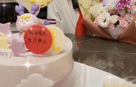 陆毅鲍蕾为女儿庆生,14岁贝儿身高快超妈妈,母女挽手逛街似闺蜜_新闻
