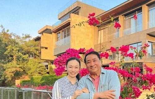 姜昆晚年与独女相依，昔日锁门送留学，裂痕至今未断