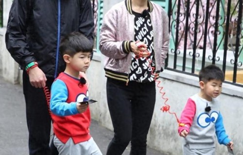 胡可带俩儿子现身机场，安吉1米8颜值没爸高，小鱼儿长胡子憨厚