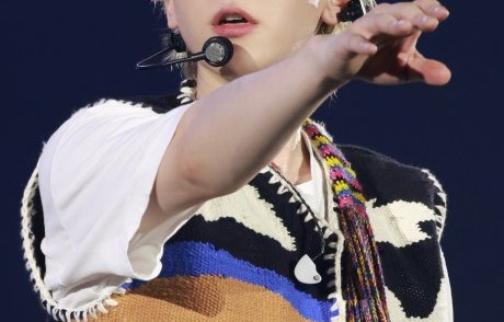 粉丝如何看待边伯贤在活动中关心晕倒观众的行为？