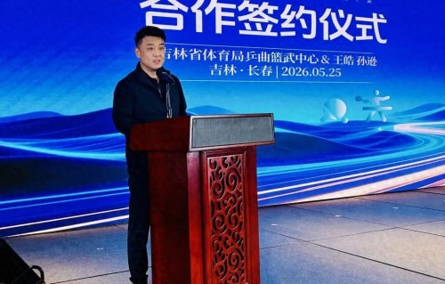 23岁邂逅世界冠军，婚后三年抱俩娃，如今冠军丈夫再创事业新高 