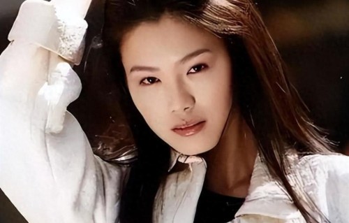 45 岁于娜隐婚丧夫，丈夫是音乐人长相普通，死因曝光她曾四处借钱