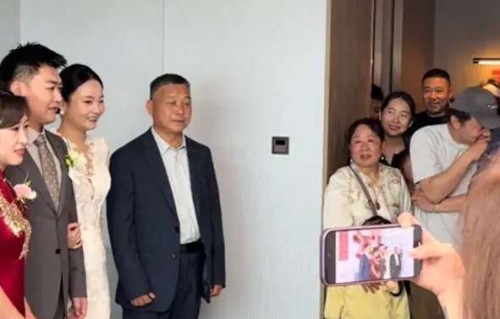 原创 徐志胜现身发小婚礼,低调接地气获好评
