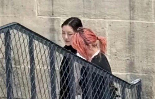 王菲女儿李嫣被偶遇！又高又瘦气质清冷 越来越有妈妈当年的味道了