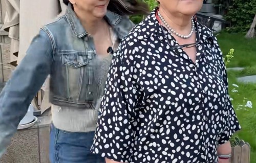 远嫁上海后，她仍和亲妈住一起，47岁身材发福，18岁女儿很优秀 