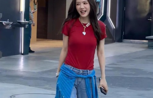 北京环球影城偶遇蔡文静，真人身材凹凸有致，少女感满满
