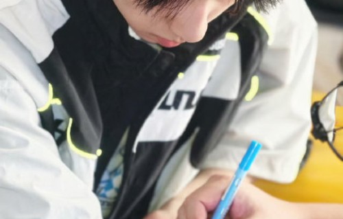 王橹杰和杨博文在跳伞过程中的表现有何不同？|TF家族|粉丝生活分享|偶像|少年|粉丝