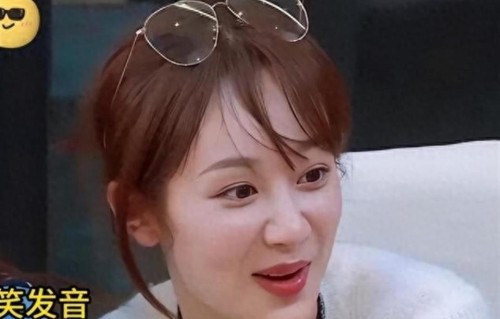 滤镜碎了一地？杨紫带爸亮相生图惹争议，撕下遮羞布反倒赢麻了