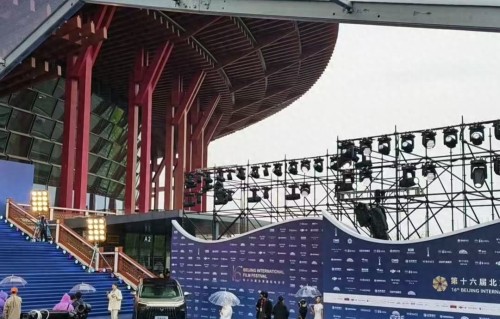 北京国际电影节！高叶、刘雅瑟真空上阵，戚薇大露背，都输给了她 