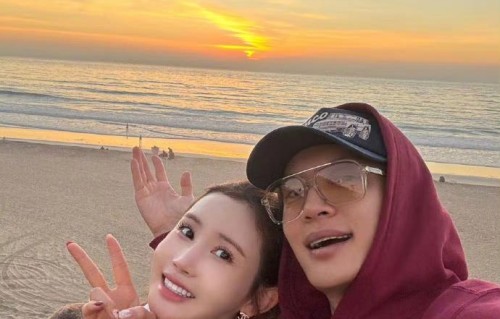 李多海与丈夫崔东旭跨年合照甜蜜互动和冻龄状态引热议
