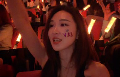 周杰伦演唱会上，歌迷们有哪些难忘的感动瞬间和互动？|三年二班 (Live)|寥寥几人|合唱|舞台|童年