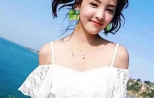 章若楠身穿白色蕾丝荷叶边小上衣搭黑色短裤，这迷人小蛮腰真撩