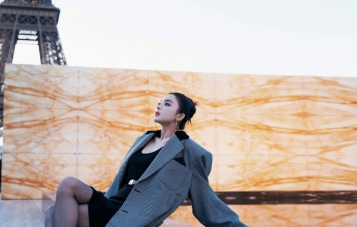 娜扎巴黎封神穿搭！千鸟格西装杀疯了，这才是大女主穿搭天花板 