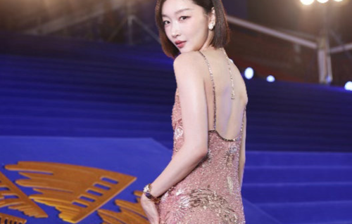 周冬雨北影节粉裙短发造型亮相，网友：又萌又灵，梦回“静秋”