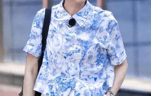 叶童的老年穿搭真时髦！蓝色印花衬衫+阔腿裤，清爽减龄又高级！