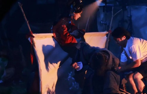 张凌赫腿痛无法站立林允搀扶未果工作人员协助|屏幕|林允扶|到站