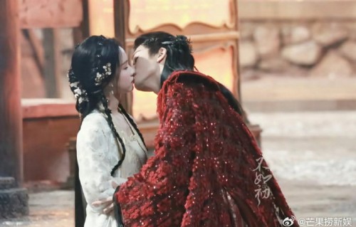 网友对《月鳞绮纪》主演戏份争议的主要看法有哪些？