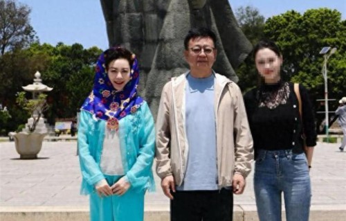 朱军夫妻福建出游被偶遇，56岁谭梅头上裹着特色纱巾，美得像30岁.