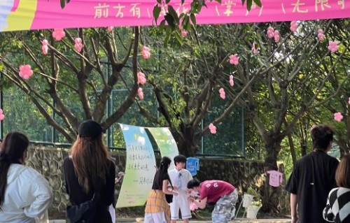 为什么周深不让助理系鞋带的行为会受到网友称赞？|永远22毕业歌会|演唱会|巡演|娱乐圈|粉丝