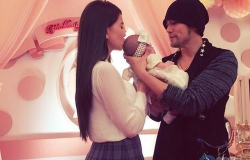 周杰伦晒女儿正面照 外婆年轻时照片曝光(组图)-中国新闻网|昆凌|图片来源|东森新闻|周周|爱女