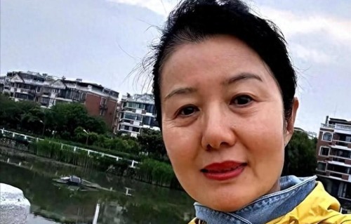 59岁郑卫莉回武汉陪84岁母亲，金鸡奖演员把日子过淡了