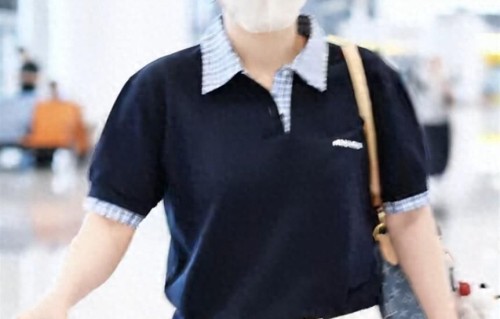 刘诗雯现身杭州机场， Polo 衫配白裤戴棒球帽，简约又时尚