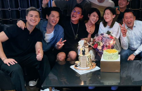 51岁状态绝了！佘诗曼与谢天华等好友庆生，捧寿桃包搞怪“主题蛋糕”抢镜