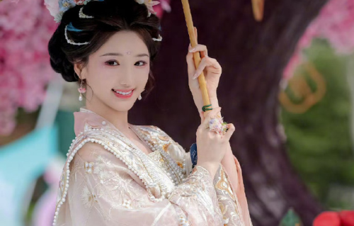 38岁毛晓彤花朝节封神！生图找不到皱纹，网友：她是怎么越长越嫩的？