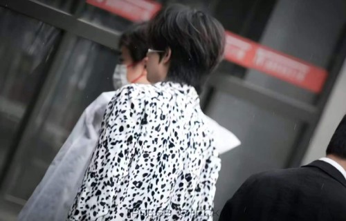 张子墨奶牛猫穿搭亮相音综录制现场