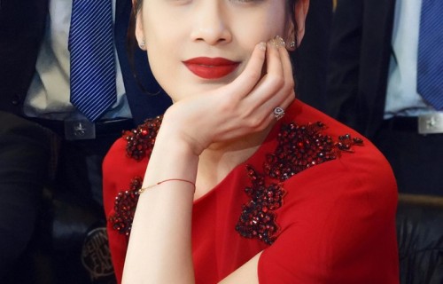 黄圣依一袭曳地红裙亮相 身材曼妙气场强大