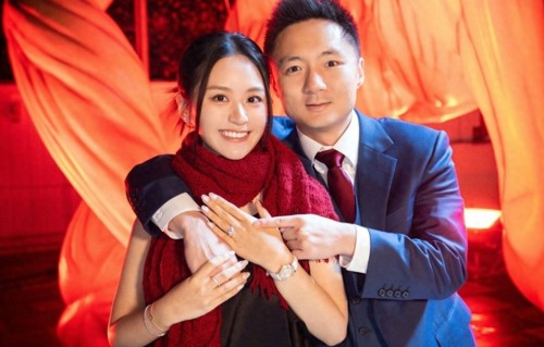 35岁香港富四代正式结婚，晒家传巨型钻戒报喜，26岁妻子疑已怀孕