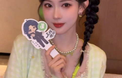 孟子义绿野仙踪综艺路透，手举新剧立牌被赞敬业