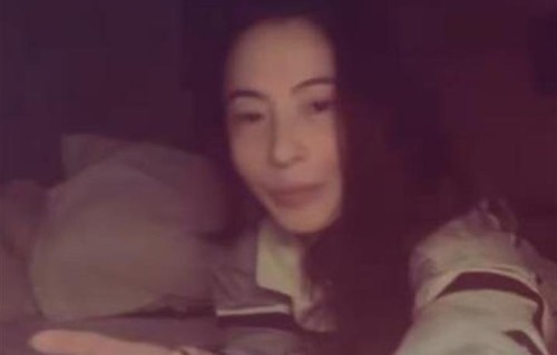 张柏芝澳洲被儿亲额头，母子画面太近，还能一直这样靠着吗