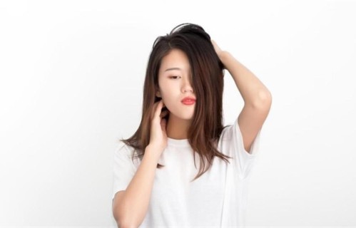 一个人越是在乎你，越会在这3个地方别扭，伪装不了