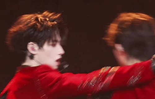 苏新皓朱志鑫舞台勾下巴引爆全网，八年默契铸就名场面