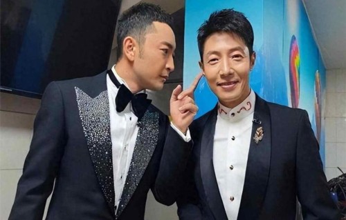 50岁拿到劳模奖章，一个爱玩梗的主持人，竟把玩笑话熬成职业底线