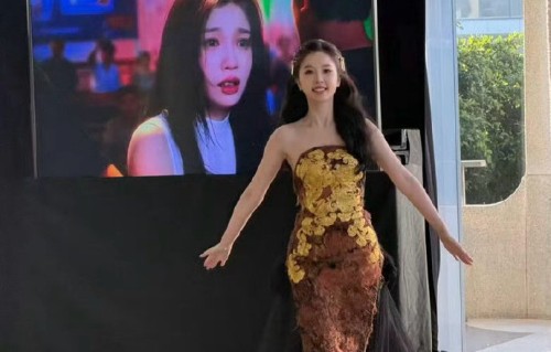 网友如何看待虞书欣在国际场合展现出的自信与即兴互动？