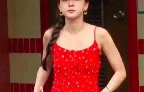 马龙妻子夏露海南现身，红裙红帽造型时尚不输女明星