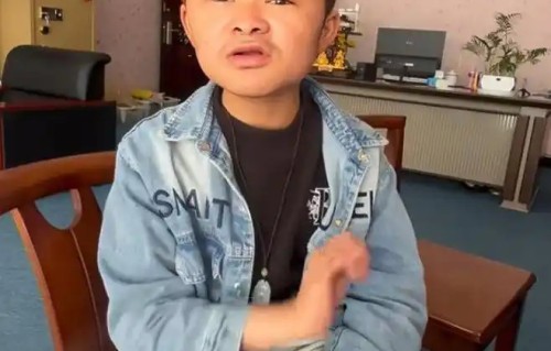 “小马云”范小勤成年首播：染红发戴耳钉，全程只会说“谢谢老板”
