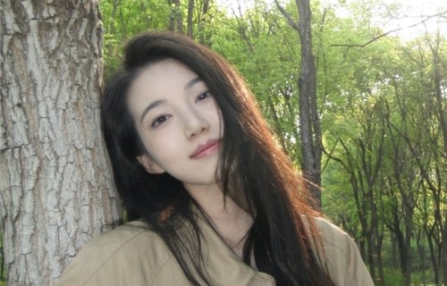 范允初露营随拍刷屏！内娱新人的“反套路营业”比春日草坪还治愈|长发|修饰|镜头|活人|金棕色