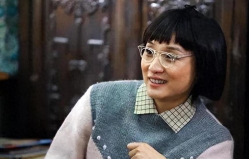 57岁孔琳近况曝光！如今事业有成，和铁佛生活幸福